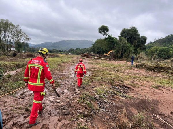 Bombeiros fazem buscas por três desaparecidos em Teutônia