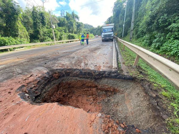 BR-386 é bloqueada por risco de desmoronamento em Pouso Novo