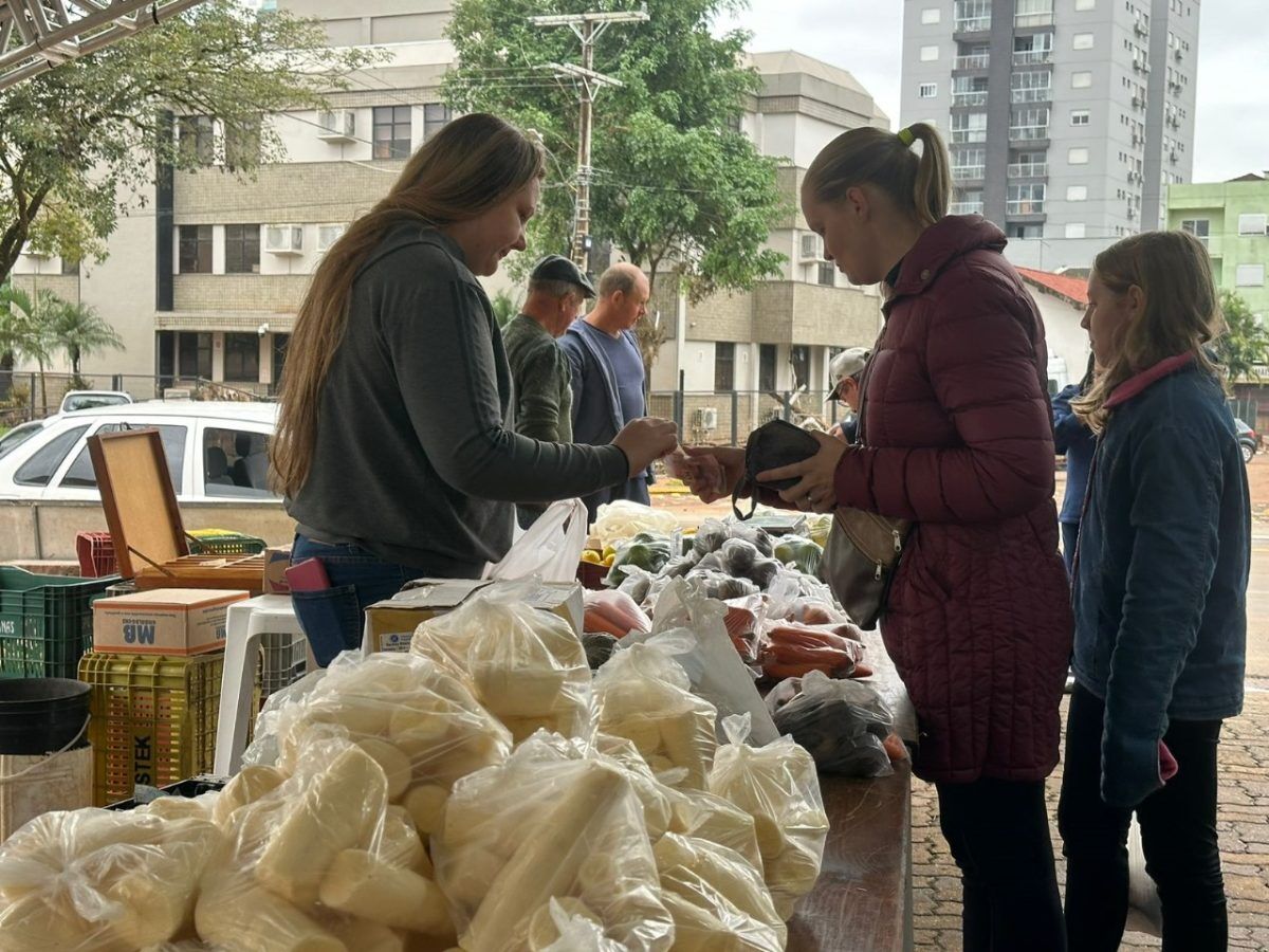 Feira do Produtor Rural atende em espaço alternativo