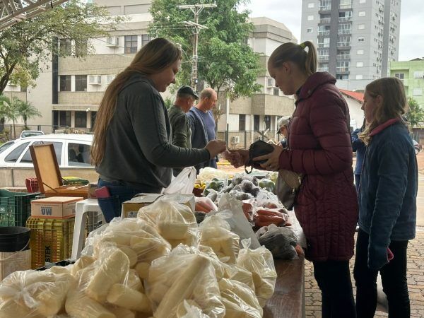 Feira do Produtor Rural atende em espaço alternativo