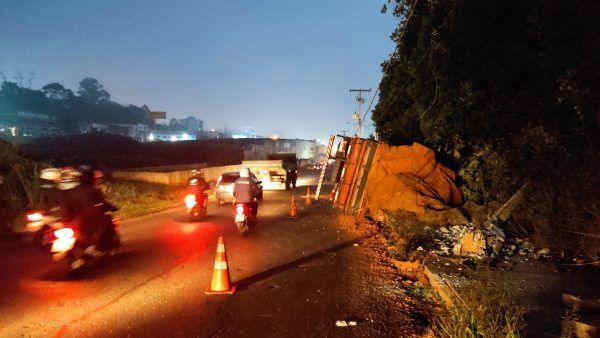 Caminhão tomba e dois ficam feridos na BR-386, em Lajeado 