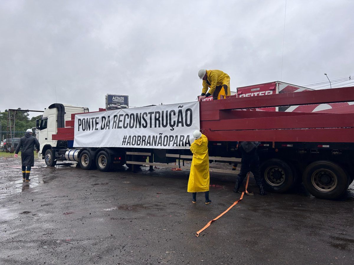 Parte da nova estrutura chega ao local da Ponte de Ferro