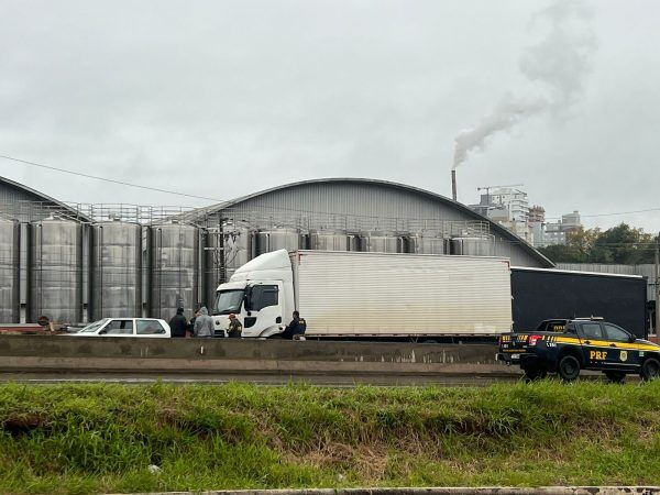 Colisão traseira envolve carro e carreta na BR-386, em Lajeado