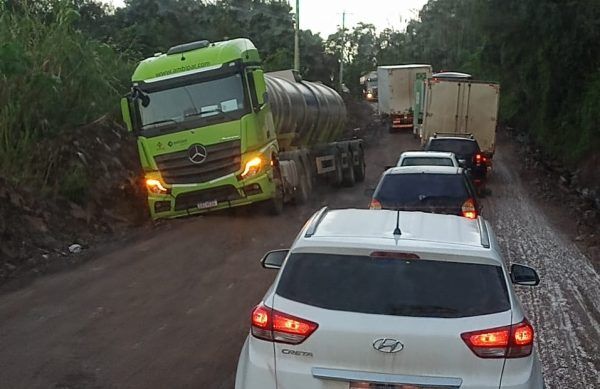 Carreta atola em valeta na ERS-129, entre Roca Sales e Colinas