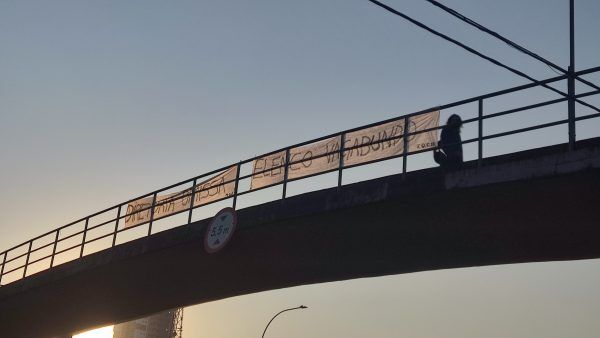 Torcida do Inter protesta com faixas na BR-386, em Lajeado
