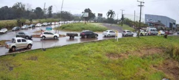 Trânsito intenso na Ponte de Ferro causa congestionamento na tarde de domingo