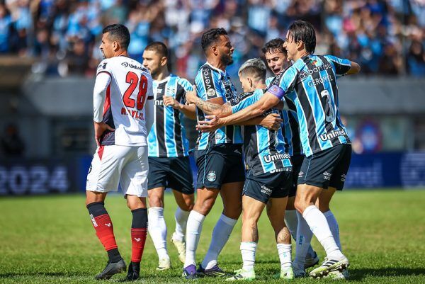 Grêmio volta a vencer e respira no Brasileirão