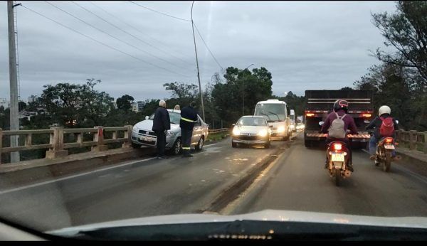 Caminhão prensa carro contra guarda-corpo de viaduto na ERS-130