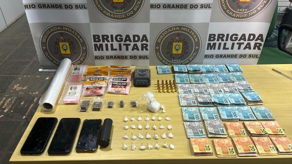 Menor é apreendido com R$ 30 mil em dinheiro, drogas e armas em Estrela