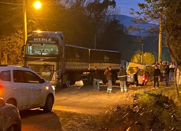 Carretas bitrem atolam na ERS-129, entre Colinas e Roca Sales