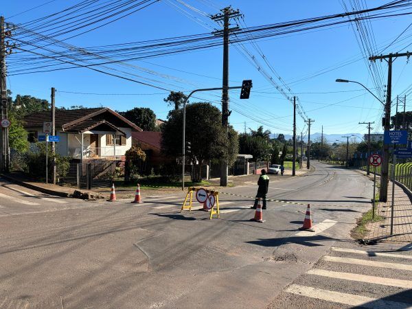Obras alteram trânsito em direção à Ponte de Ferro
