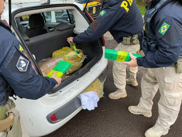 PRF prende dois homens com 65 kg de maconha em Lajeado