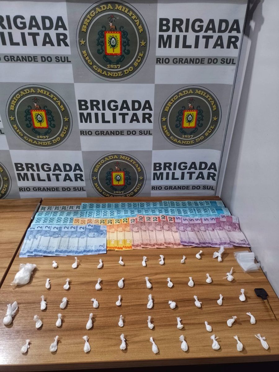 Homem é preso com cocaína e quase R$ 7 mil em dinheiro