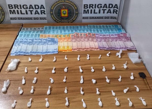 Homem é preso com cocaína e quase R$ 7 mil em dinheiro