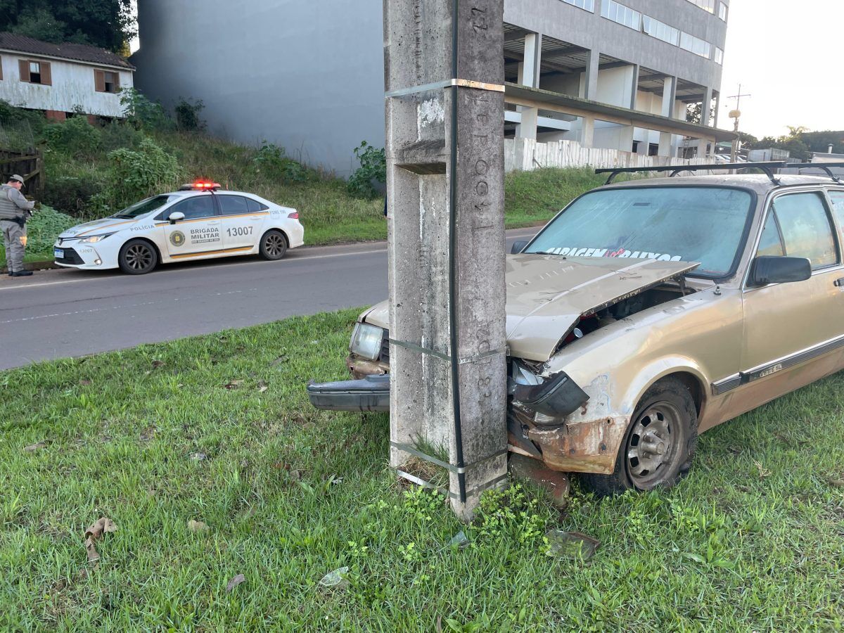 Motorista colide Chevette em poste e abandona veículo no bairro Montanha