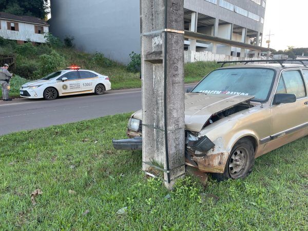 Motorista colide Chevette em poste e abandona veículo no bairro Montanha