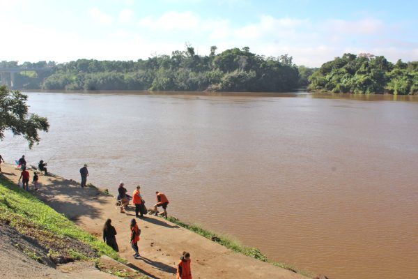 Estudantes e o Rio Taquari
