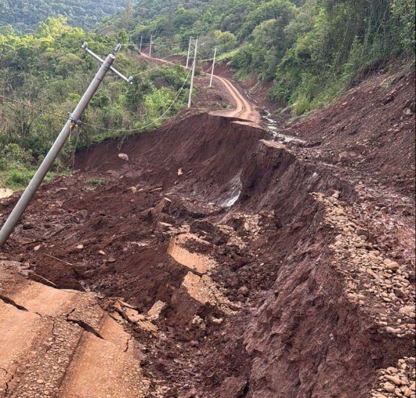 Deslizamento interrompe passagem entre Roca Sales e Santa Tereza