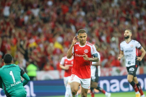 Inter vence e se aproxima do G4