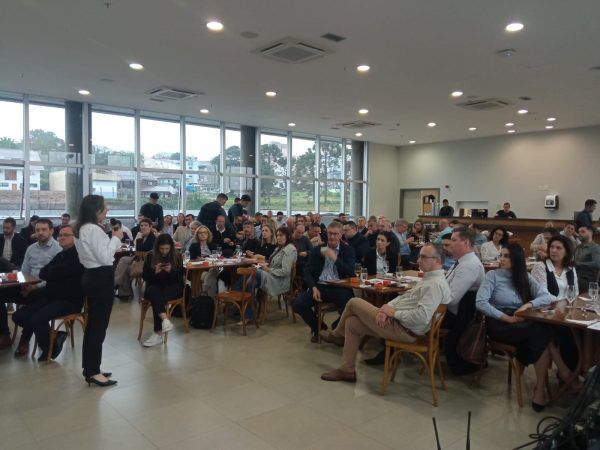 Gláucia e Cé apresentam propostas em reunião-almoço na Acil