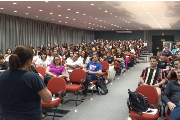Evento reúne 250 alunos do curso normal para oficinas de formação
