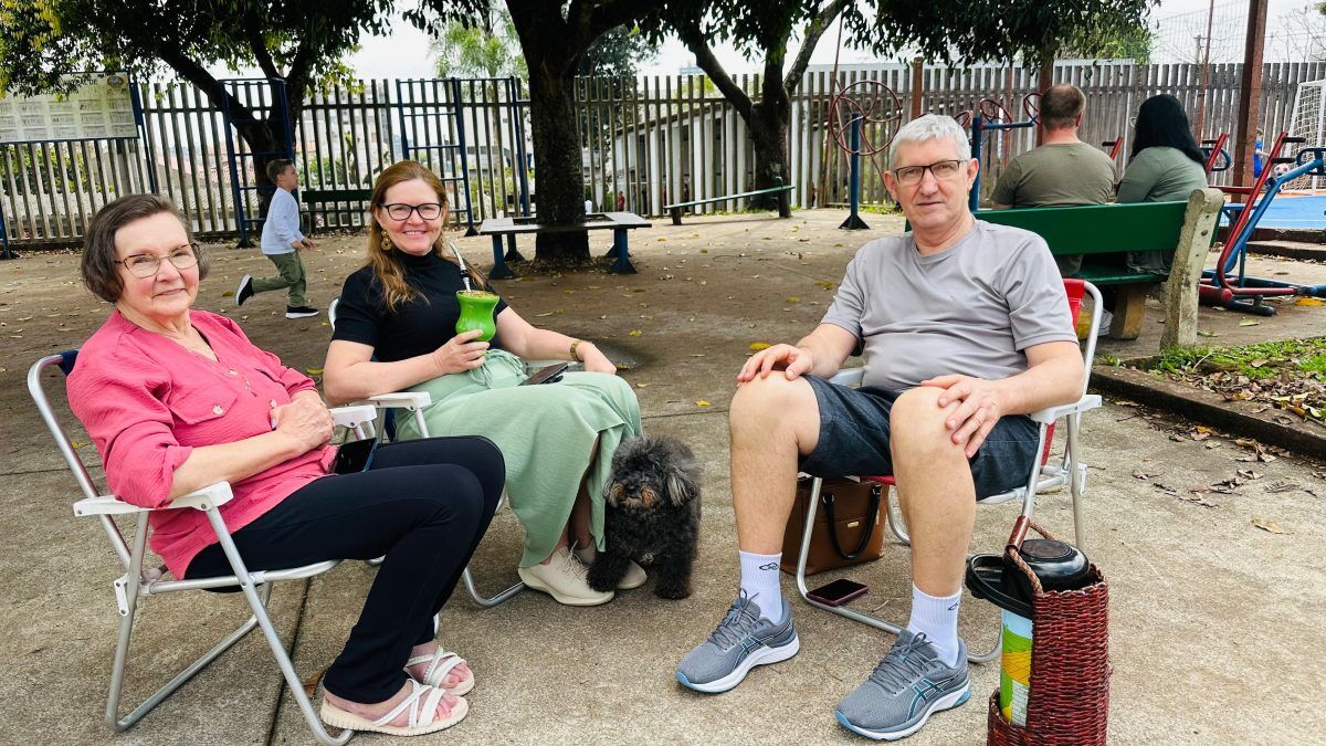 Eleitores transformam praça em ponto de encontro após votação