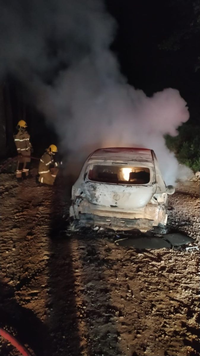 Bombeiros são acionados para combater incêndio em veículo 