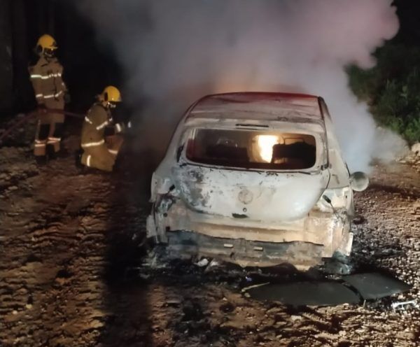 Bombeiros são acionados para combater incêndio em veículo