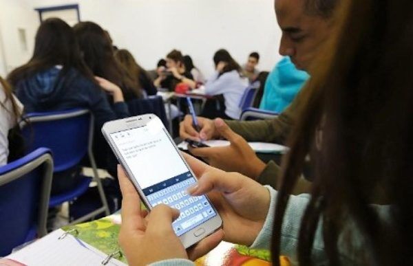 Senado aprova projeto para restringir uso de celular em escolas