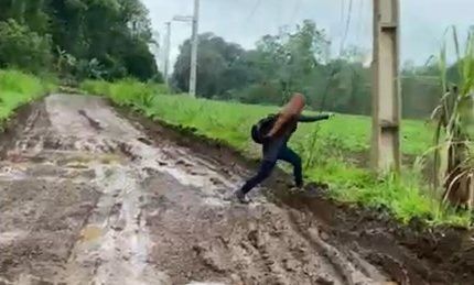 Barro em via à passadeira desafia trabalhadores em Lajeado