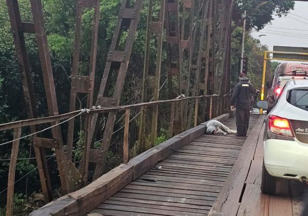 Motociclista cai durante travesseia na Ponte de Ferro