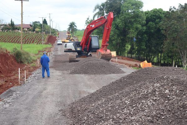Pavimentação avança em duas comunidades do interior