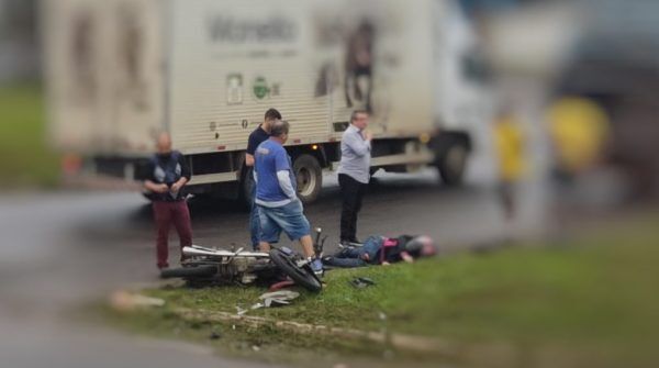 Colisão entre moto e caminhão deixa um ferido na ERS-130