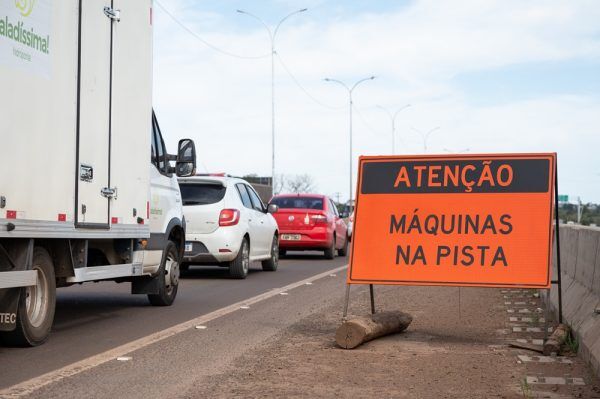 Reparos no pavimento exigem “pare e siga” na ponte do Rio Taquari