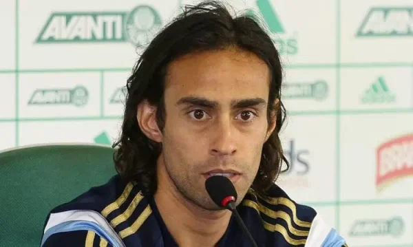 Ex-jogador chileno Valdivia é preso por suspeita de estupro