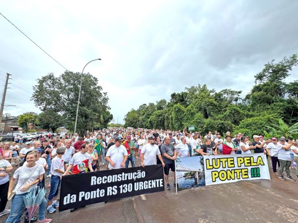 Protesto em frente ao Piratini