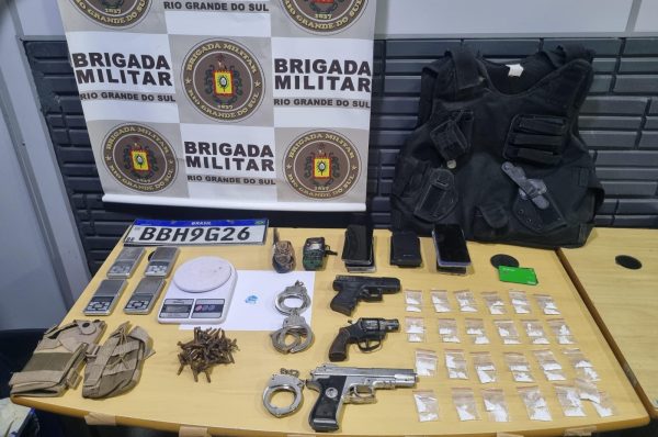 Homem é preso com drogas e simulacro de armas de fogo em Lajeado
