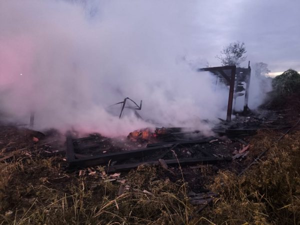 Bombeiros combatem incêndio em residência de Vila Mariante
