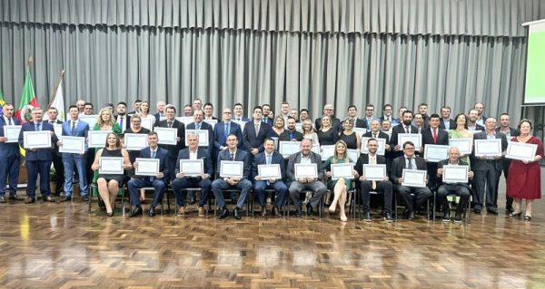Eleitos recebem diplomas da Justiça Eleitoral