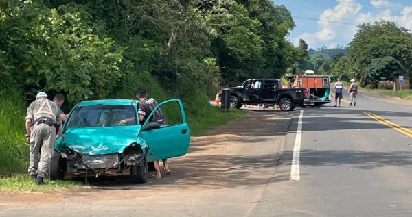 Corsa invade pista contrária e causa acidente na RSC-453