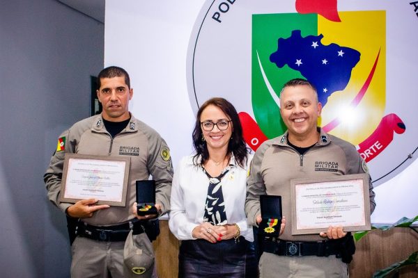 Policiais militares são condecorados por resgates feitos na enchente de maio