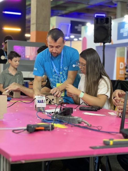 Facilitador do curso de Robótica representa o município na Campus Party