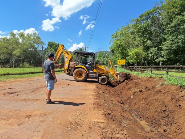 Arroio do Meio segue na recuperação de estradas urbanas e rurais