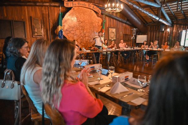 Prefeita de Paverama apresenta demandas ao Estado