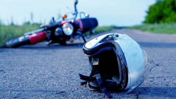 Condutor menor de idade fica ferido em queda com moto 