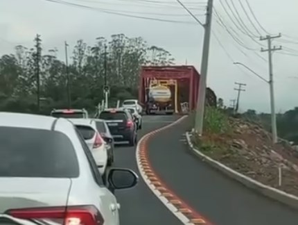 Caminhão-tanque emperra em “goleira” da Ponte de Ferro 