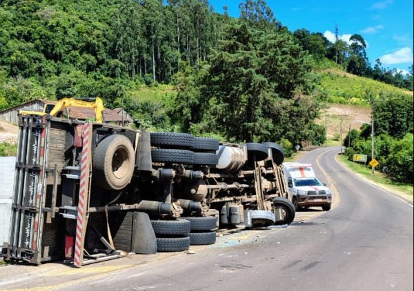 Caminhão carregado com blocos de concreto tomba em Westfália