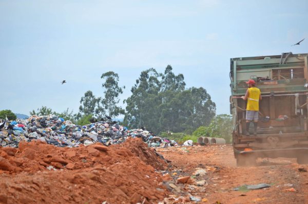 Empresas assumem coleta de lixo no dia 12 de abril