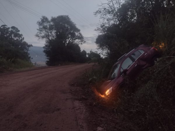 Carro amanhece em valeta na ERS-129, entre Colinas e Roca Sales