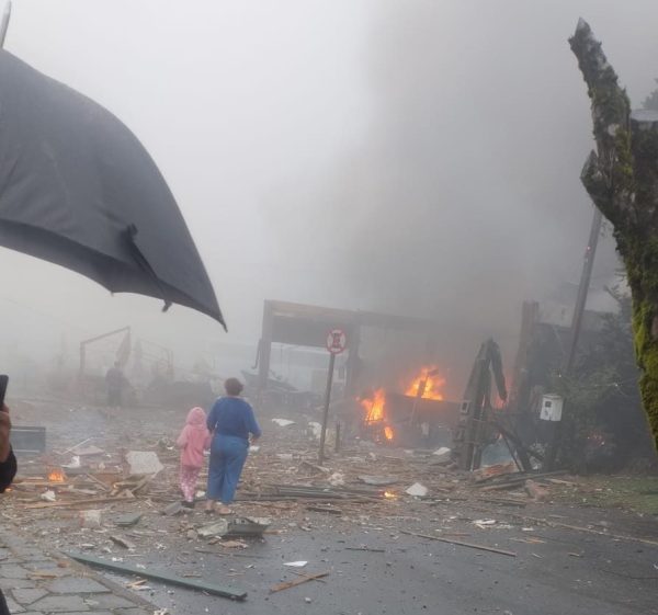 Morre camareira atingida por queda de avião em Gramado